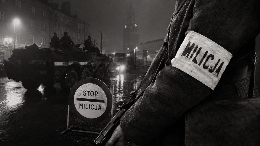 Stan wojenny w Polsce oznaczał godzinę milicyjną, masowe internowania, cenzurę, wyłączone telefony i wojsko na ulicach. Jak wyglądało codzienne życie od 13 grudnia 1981 roku?
