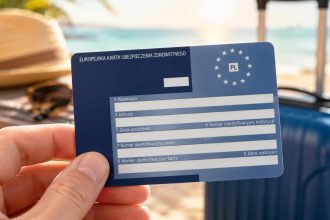 Karta EKUZ na wakacje 2026 działa w UE, EFTA i Wielkiej Brytanii. Sprawdź, jak złożyć wniosek, ile trwa wydanie, jakie leczenie obejmuje i za które świadczenia turysta zapłaci sam. Przeczytaj zasady.