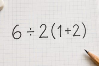6÷2(1+2) daje 9 przy standardowej kolejności działań. Sprawdź nawiasy, równy priorytet mnożenia i dzielenia, zapis niejawnego mnożenia oraz powód, dla którego w sieci pojawia się wynik 1.