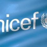 UNICEF alarmuje: 1,1 mld dzieci jest narażonych na co najmniej trzy zagrożenia klimatyczne. Raport pokazuje skutki upałów, susz, powodzi i burz dla zdrowia i edukacji dzieci.