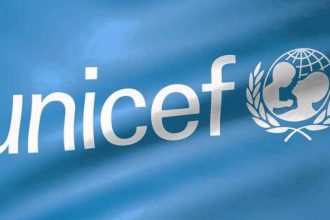 UNICEF alarmuje: 1,1 mld dzieci jest narażonych na co najmniej trzy zagrożenia klimatyczne. Raport pokazuje skutki upałów, susz, powodzi i burz dla zdrowia i edukacji dzieci.