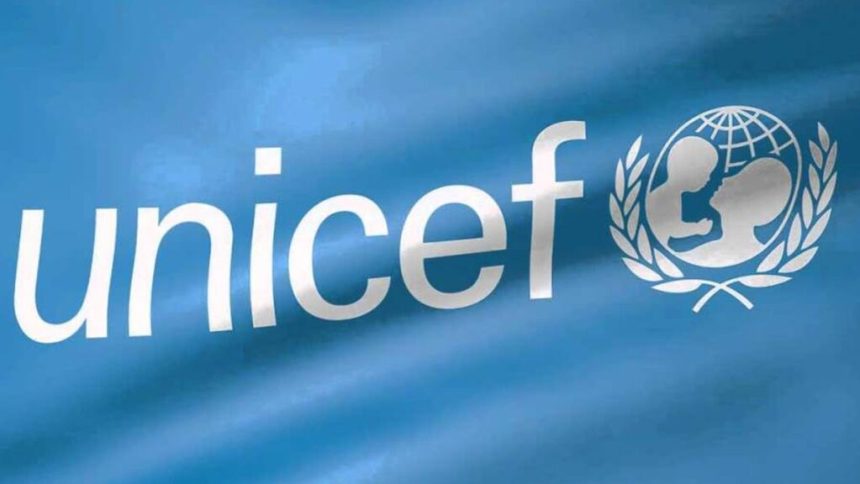 UNICEF alarmuje: 1,1 mld dzieci jest narażonych na co najmniej trzy zagrożenia klimatyczne. Raport pokazuje skutki upałów, susz, powodzi i burz dla zdrowia i edukacji dzieci.