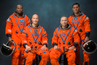 Artemis III 2027 ma sprawdzić Orion, SLS oraz dokowanie z lądownikami Blue Origin i SpaceX. NASA podała skład załogi misji, która ma przygotować Artemis IV do lotu na południowy biegun Księżyca.
