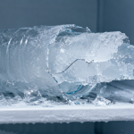 Dlaczego butelka pęka w zamrażarce? Wyjaśniamy rozszerzanie wody, budowę lodu, wzrost ciśnienia, ryzyko szkła i plastiku oraz zasady bezpiecznego zamrażania butelek w domu bez bałaganu. i bez ryzyka.