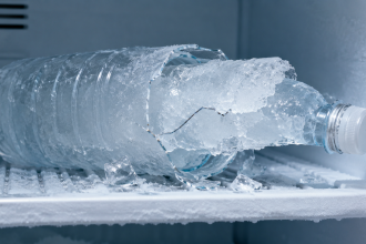 Dlaczego butelka pęka w zamrażarce? Wyjaśniamy rozszerzanie wody, budowę lodu, wzrost ciśnienia, ryzyko szkła i plastiku oraz zasady bezpiecznego zamrażania butelek w domu bez bałaganu. i bez ryzyka.
