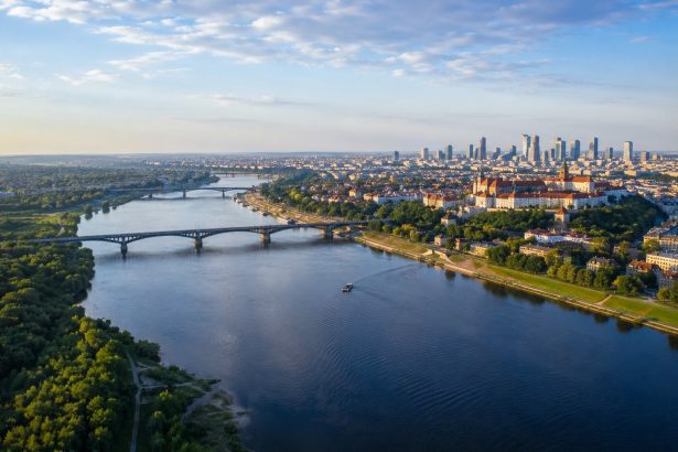 Najdłuższe rzeki w Polsce: sprawdź ranking, mapę, długość Wisły, Odry, Warty, Bugu i Narwi, miejsca ich źródeł, ujścia oraz największe miasta położone nad rzekami.