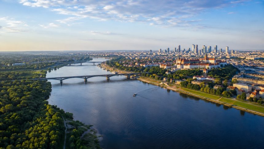 Najdłuższe rzeki w Polsce: sprawdź ranking, mapę, długość Wisły, Odry, Warty, Bugu i Narwi, miejsca ich źródeł, ujścia oraz największe miasta położone nad rzekami.