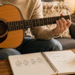 Akordy na gitarę dla początkujących: diagramy, podstawowe chwyty, zmiany palców, rytm bicia i proste piosenki. Sprawdź plan ćwiczeń krok po kroku.