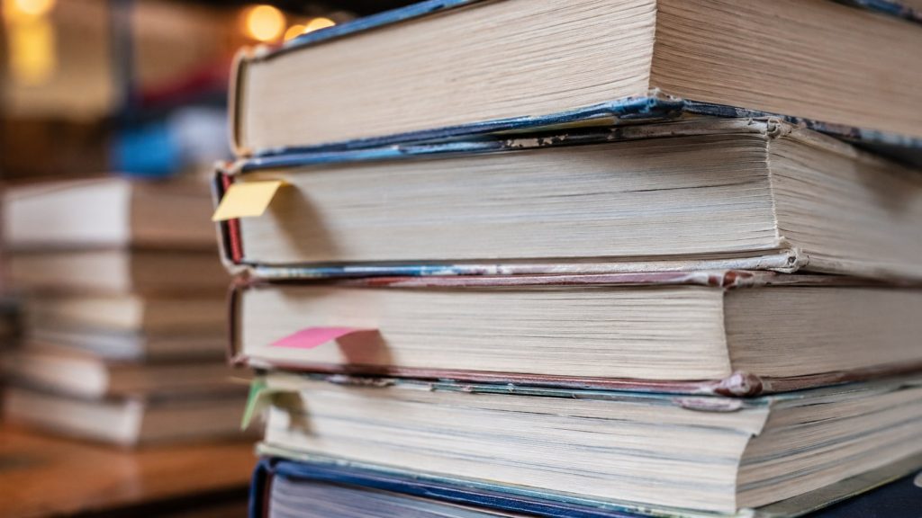 Kiedy najlepiej kupić podręczniki szkolne? Ceny nowych i używanych książek w 2026 roku
