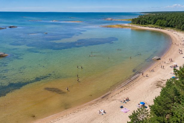 Gdzie jest najcieplejsza woda w Bałtyku? Sprawdź temperatury w Pucku, Świnoujściu, Międzyzdrojach i innych kąpieliskach oraz zobacz, kiedy płytkie zatoki nagrzewają się najmocniej latem