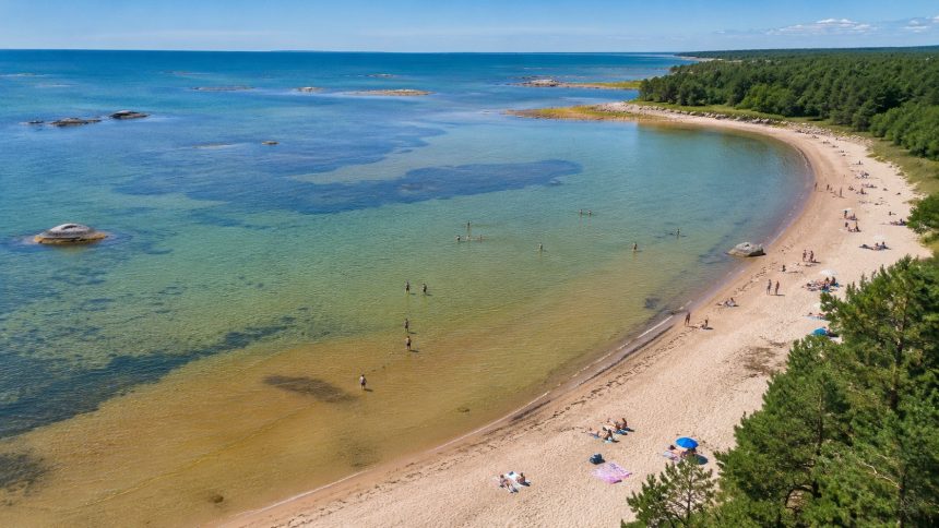 Gdzie jest najcieplejsza woda w Bałtyku? Sprawdź temperatury w Pucku, Świnoujściu, Międzyzdrojach i innych kąpieliskach oraz zobacz, kiedy płytkie zatoki nagrzewają się najmocniej latem