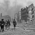 Powstanie Warszawskie 1944 trwało 63 dni. Poznaj przyczyny decyzji AK, przebieg walk dzień po dniu, dowódców, straty ludności, zniszczenie stolicy i skutki polityczne zrywu.