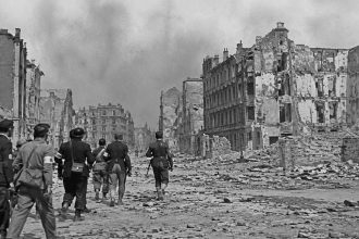 Powstanie Warszawskie 1944 trwało 63 dni. Poznaj przyczyny decyzji AK, przebieg walk dzień po dniu, dowódców, straty ludności, zniszczenie stolicy i skutki polityczne zrywu.