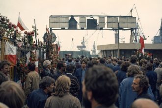 Porozumienia sierpniowe 1980: poznaj 21 postulatów MKS, przebieg strajków w Gdańsku, Szczecinie i Jastrzębiu oraz historię narodzin Solidarności.