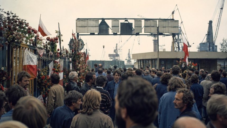 Porozumienia sierpniowe 1980: poznaj 21 postulatów MKS, przebieg strajków w Gdańsku, Szczecinie i Jastrzębiu oraz historię narodzin Solidarności.