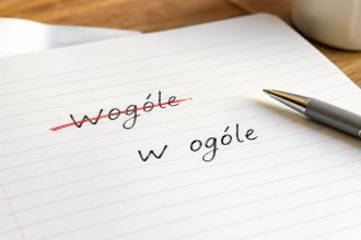 W ogóle” czy „wogóle”? Sprawdź poprawną pisownię, wymowę, znaczenie i przykłady zdań. Poznaj prostą zasadę, dzięki której unikniesz częstego błędu.