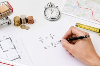 Proporcje i reguła trzech krok po kroku. Sprawdź, jak obliczać cenę produktu, czas pracy, drogę, prędkość, skalę mapy i składniki przepisu.