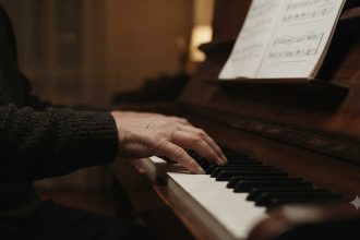Tempo w muzyce – sprawdź, co oznaczają largo, adagio, andante, allegro i presto. Poznaj tabelę BPM, zasady metronomu oraz zmiany tempa.