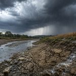 Susza hydrologiczna mimo deszczu: dlaczego ulewy powodują nagłe wezbrania, ale nie odbudowują poziomu rzek, zasobów gleby ani wód podziemnych? Wyjaśniamy mechanizm zjawiska w Polsce!