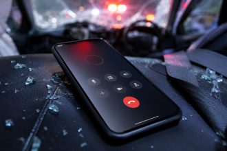 Wykrywanie zderzeń w telefonie może automatycznie zadzwonić pod 112 po ciężkim wypadku. Wyjaśniamy, jak działa, które modele je obsługują, skąd biorą się pomyłki i jak prawidłowo ustawić tę funkcję!