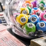 Czy można wygrać w Lotto, kupując wszystkie kombinacje? Sprawdzamy koszt 13 983 816 zakładów, liczbę gwarantowanych trafień, podatek i próg, od którego operacja mogłaby dać zysk.