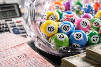 Czy można wygrać w Lotto, kupując wszystkie kombinacje? Sprawdzamy koszt 13 983 816 zakładów, liczbę gwarantowanych trafień, podatek i próg, od którego operacja mogłaby dać zysk.