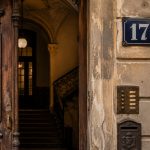 Kiedy zaczęto numerować domy w Polsce? Poznaj historię numerów konskrypcyjnych, adresów ulicznych i mieszkań oraz obecne zasady oznaczania budynków i lokali.