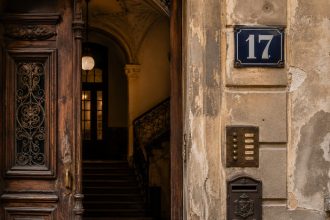 Kiedy zaczęto numerować domy w Polsce? Poznaj historię numerów konskrypcyjnych, adresów ulicznych i mieszkań oraz obecne zasady oznaczania budynków i lokali.