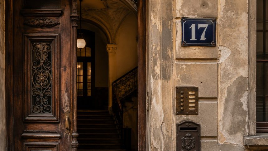 Kiedy zaczęto numerować domy w Polsce? Poznaj historię numerów konskrypcyjnych, adresów ulicznych i mieszkań oraz obecne zasady oznaczania budynków i lokali.