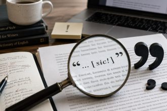 Sic co to znaczy? Sprawdź, kiedy wstawić „sic!” po błędzie w cytacie, jak zapisać dopisek w nawiasie oraz kiedy lepiej wybrać korektę, parafrazę albo przypis redakcyjny.