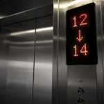 Dlaczego nie ma 13 piętra w windzie? Wyjaśniamy źródła przesądu, sposoby oznaczania poziomu 13 oraz wpływ nietypowej numeracji na mieszkańców, gości i służby ratunkowe.