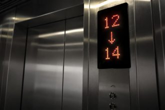 Dlaczego nie ma 13 piętra w windzie? Wyjaśniamy źródła przesądu, sposoby oznaczania poziomu 13 oraz wpływ nietypowej numeracji na mieszkańców, gości i służby ratunkowe.