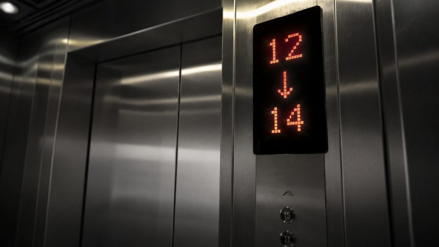 Dlaczego nie ma 13 piętra w windzie? Wyjaśniamy źródła przesądu, sposoby oznaczania poziomu 13 oraz wpływ nietypowej numeracji na mieszkańców, gości i służby ratunkowe.