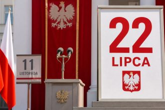 22 lipca było najważniejszym świętem PRL, bo legitymizowało władzę komunistyczną i zastępowało 11 listopada. Wyjaśniamy rolę Manifestu PKWN, propagandy, pochodów i wielkich inwestycji oraz obchodów.!
