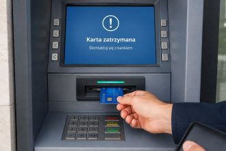 Bankomat zatrzymał kartę na wakacjach? Sprawdź, jak szybko ją zablokować, skontaktować się z operatorem, odzyskać dostęp do pieniędzy i bezpiecznie działać w Polsce oraz za granicą. Poznaj procedurę.