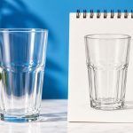 Jak narysować szkło, żeby nie wyglądało jak szary plastik? Poznaj zasady waloru, refleksów, cienia, załamania światła i krawędzi. Zrób realistyczny rysunek krok po kroku bez błędów.