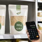Czy bardziej opłaca się 200 g za 7,99 zł czy 350 g za 12,49 zł? Liczymy cenę za 100 g i kilogram, pokazujemy różnicę 10,67% oraz kiedy większe opakowanie może oznaczać stratę pieniędzy.
