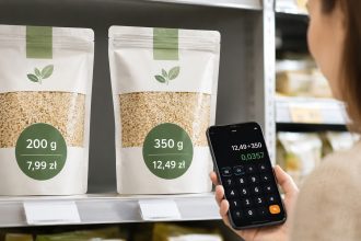 Czy bardziej opłaca się 200 g za 7,99 zł czy 350 g za 12,49 zł? Liczymy cenę za 100 g i kilogram, pokazujemy różnicę 10,67% oraz kiedy większe opakowanie może oznaczać stratę pieniędzy.