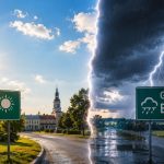 Dlaczego burze omijają miasto, a zalewają sąsiednią gminę? Wyjaśniamy wpływ terenu, wiatru, miejskiej wyspy ciepła i lokalnych stref zbieżności na opady. Zobacz, jak czytać prognozy burzowe. w Polsce.