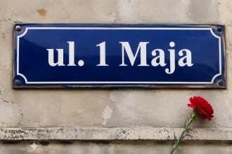 Ulice 3 Maja, 11 Listopada i 1 Maja kryją trzy różne historie Polski. Sprawdź, co upamiętniają te daty, kto nadaje nazwy ulic i dlaczego część z nich przetrwała kolejne zmiany ustrojowe w kraju dziś.