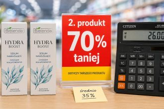 Czy promocja „drugi produkt 70% taniej” daje 35% rabatu? Sprawdź wzór, przykłady różnych cen, warunki akcji i sposób liczenia rzeczywistej oszczędności przy zakupie dwóch produktów.