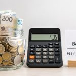 Lokata 5% nie oznacza 5% zysku netto. Sprawdź, jak policzyć podatek Belki, odsetki po opodatkowaniu, wpływ terminu lokaty oraz realny wynik po uwzględnieniu inflacji w Polsce w 2026 roku.