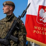 Dlaczego 15 sierpnia obchodzimy Święto Wojska Polskiego? Fakty o Bitwie Warszawskiej 1920, ustanowieniu święta w 1923 roku, zmianie daty w PRL i powrocie tradycji w 1992 roku. Poznaj pełny kontekst.!