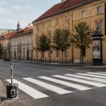 Skąd wzięły się pasy na polskich przejściach dla pieszych? Wyjaśniamy narodziny „zebry”, daty, przepisy, znak P-10 oraz zasady bezpieczeństwa, które obowiązują dziś na polskich drogach. Poznaj fakty.