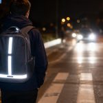 Dlaczego odblask na plecaku świeci tak mocno w światłach auta? Sprawdź, jak działa retrorefleksja, z jakiej odległości kierowca widzi pieszego i gdzie najlepiej umieścić odblask po zmroku na poboczu.
