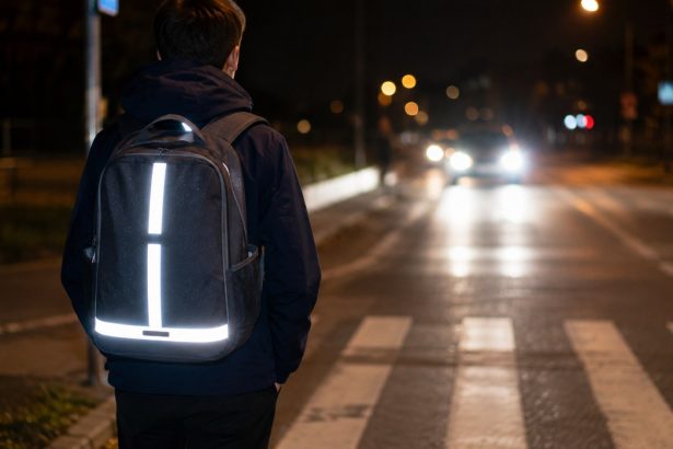Dlaczego odblask na plecaku świeci tak mocno w światłach auta? Sprawdź, jak działa retrorefleksja, z jakiej odległości kierowca widzi pieszego i gdzie najlepiej umieścić odblask po zmroku na poboczu.