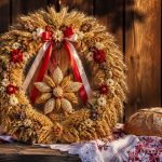 Skąd wzięły się dożynki w Polsce? Poznaj historię wieńca, chleba, ostatnich kłosów, dworskich obrzędów i współczesnych świąt gminnych. Sprawdź, jak ta tradycja święta plonów zmieniała się przez wieki.