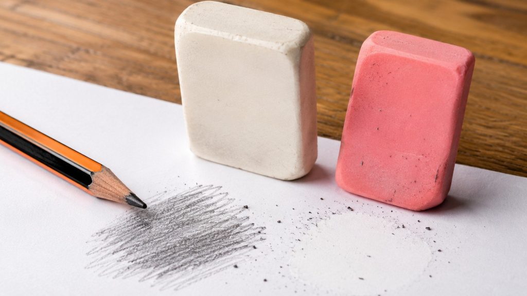 Dlaczego gumka czasem rozmazuje ołówek zamiast go ścierać? Grafit, papier i rodzaj gumki