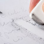 Dlaczego gumka rozmazuje ołówek zamiast go ścierać? Wyjaśniamy wpływ grafitu, twardości ołówka, faktury papieru, nacisku i rodzaju gumki oraz pokazujemy, jak usuwać kreski bez szarych smug.