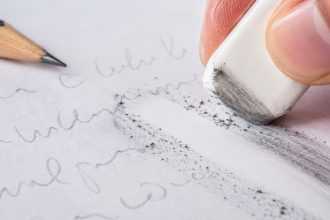 Dlaczego gumka rozmazuje ołówek zamiast go ścierać? Wyjaśniamy wpływ grafitu, twardości ołówka, faktury papieru, nacisku i rodzaju gumki oraz pokazujemy, jak usuwać kreski bez szarych smug.